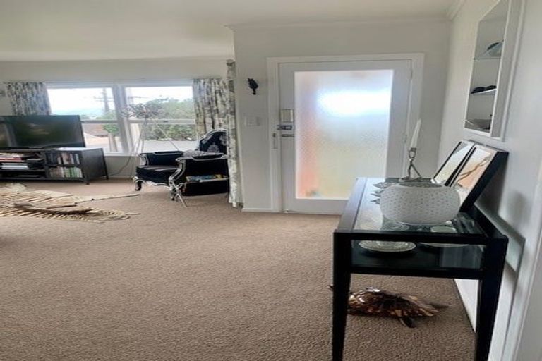 Photo of property in 2/96 East Coast Road, Forrest Hill, Auckland, 0620