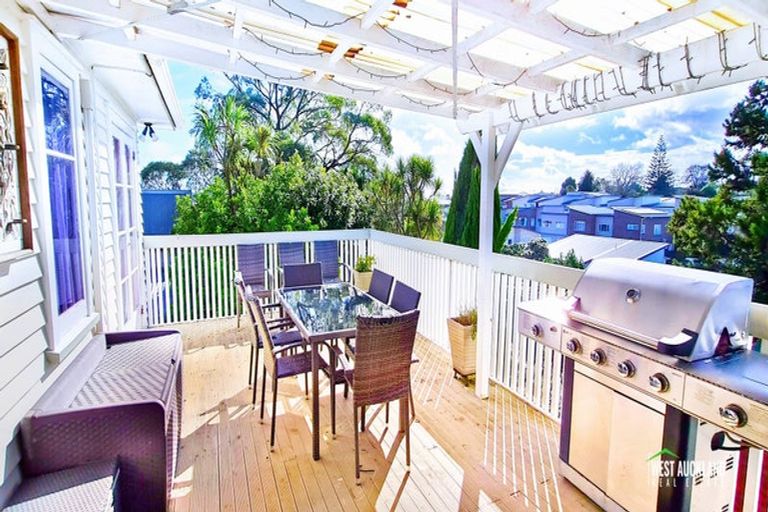 Photo of property in 40 Sunnyside Road, Sunnyvale, Auckland, 0612