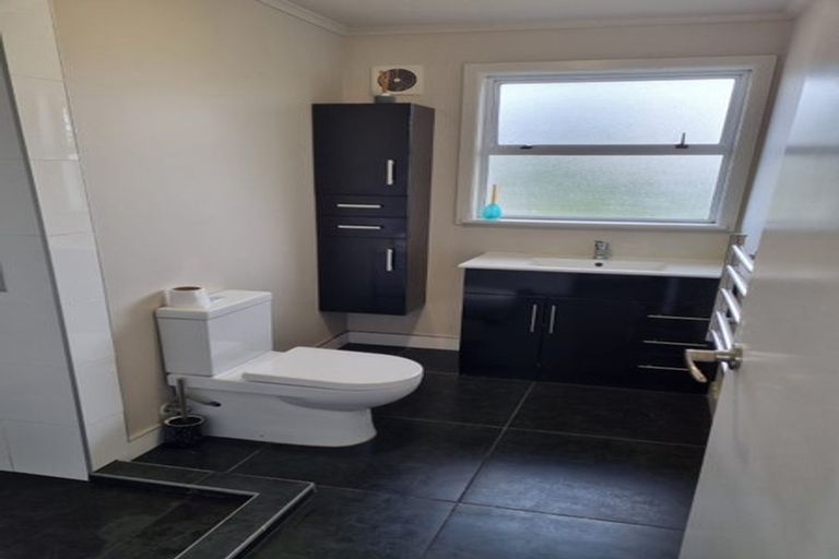 Photo of property in 7 Crystal Avenue, Glendene, Auckland, 0602