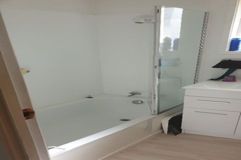 Photo of property in 24 Serwayne Place, Sunnyvale, Auckland, 0612