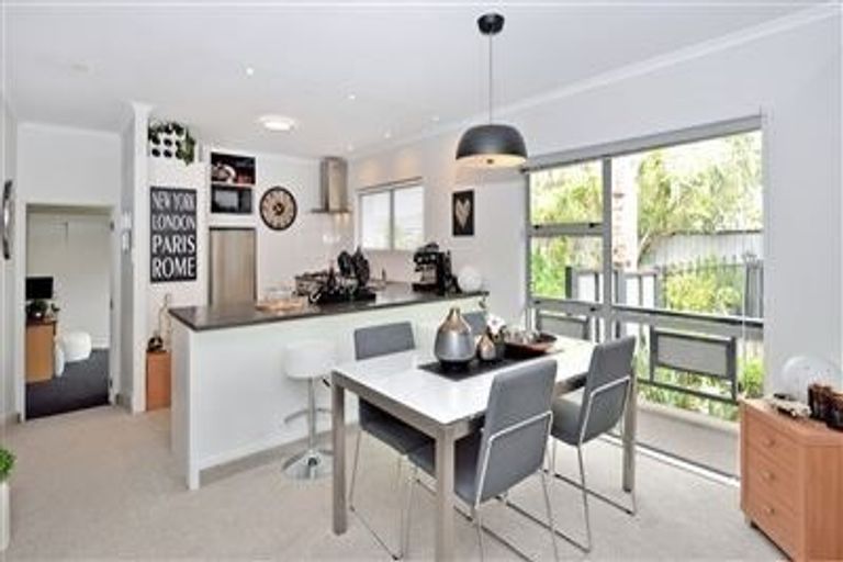 Photo of property in 3b Lillian Place, Orewa, 0931