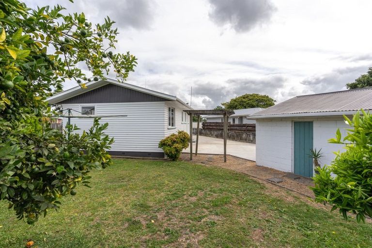 Photo of property in 77 Collins Road, Melville, Hamilton, 3206
