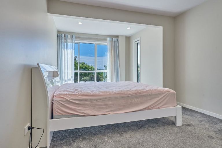 Photo of property in 68 Matipo Road, Te Atatu Peninsula, Auckland, 0610