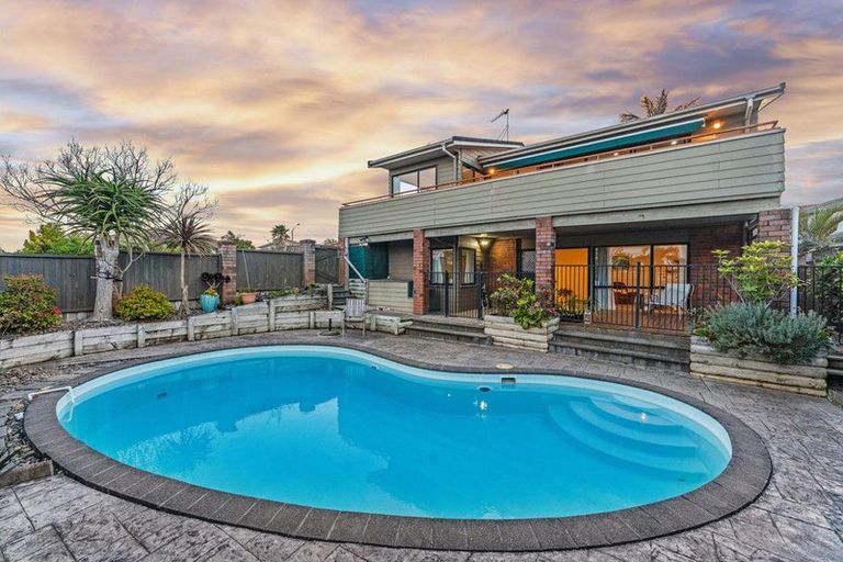 Photo of property in 1/46 Westpark Drive, West Harbour, Auckland, 0618