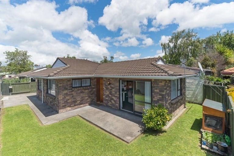 Photo of property in 2 Gregory Close, Palmerston North, 4414