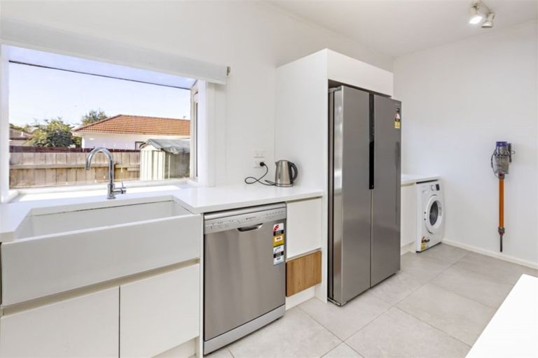 Photo of property in 2/15 Hill Road, Papatoetoe, Auckland, 2025