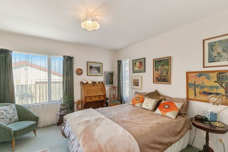 Photo of property in 6 Ashton Fitchett Drive, Brooklyn, Wellington, 6021