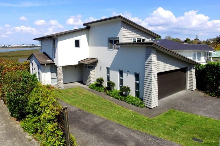 Photo of property in 114a Tiroroa Avenue, Te Atatu South, Auckland, 0610