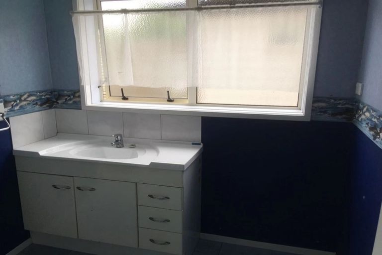 Photo of property in 56 Prince Regent Drive, Half Moon Bay, Auckland, 2012