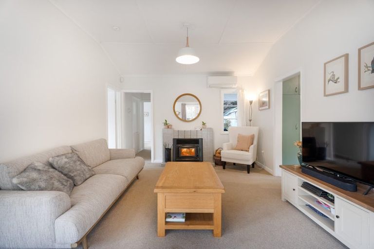 Photo of property in 35 Elmslie Road, Pinehaven, Upper Hutt, 5019