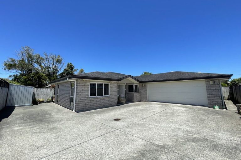 Photo of property in 13a Woodside Road, Massey, Auckland, 0614