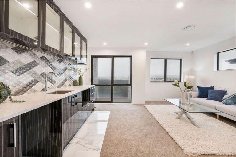 Photo of property in 17 Hakinakina Drive, Flat Bush, Auckland, 2019