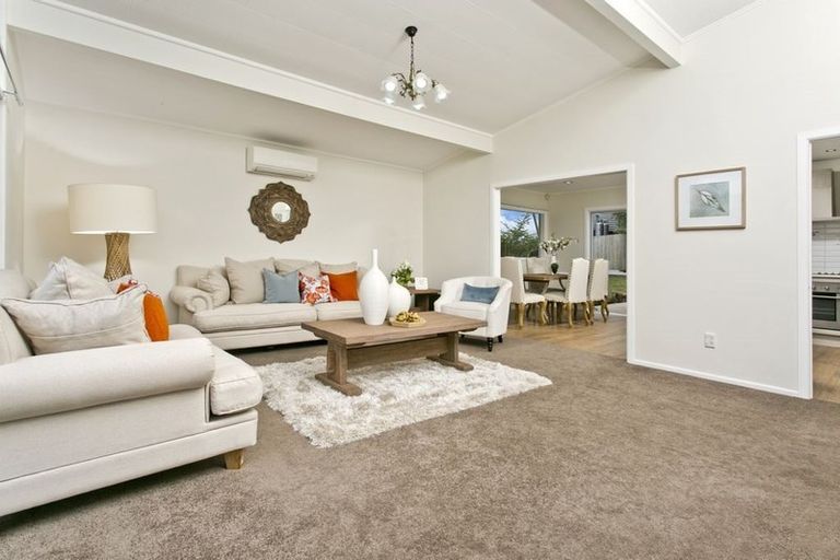 Photo of property in 24 Arrow Road, Forrest Hill, Auckland, 0620