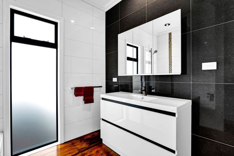 Photo of property in 5 South Road, Moturoa, New Plymouth, 4310