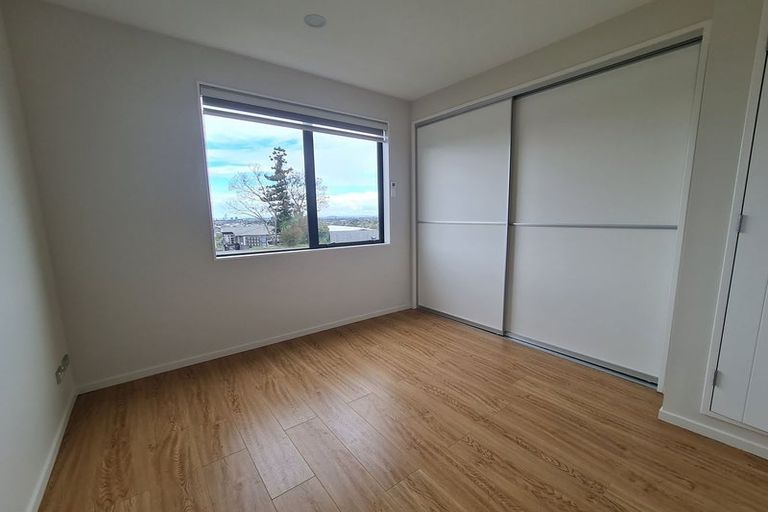 Photo of property in 1/532 Glenfield Road, Glenfield, Auckland, 0629