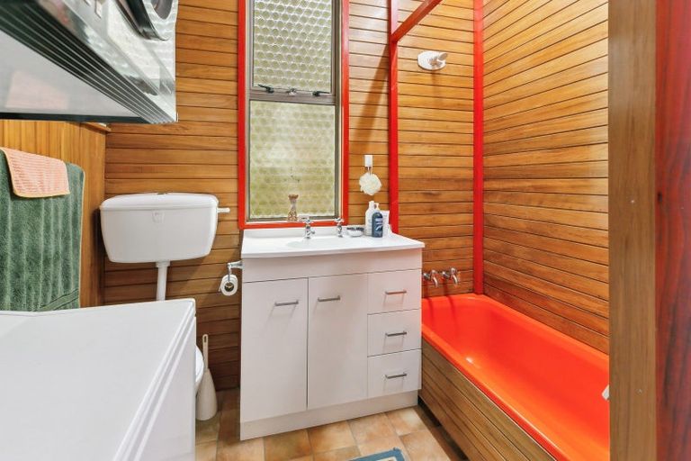 Photo of property in 140 The Esplanade, Houghton Bay, Wellington, 6023