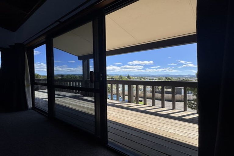 Photo of property in 17 Sungrove Rise, Sunnyvale, Auckland, 0612