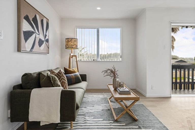 Photo of property in 8 Halloran Place, Massey, Auckland, 0614