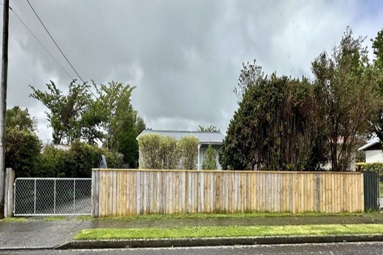 Photo of property in 1 Farrier Grove, Featherston, 5710