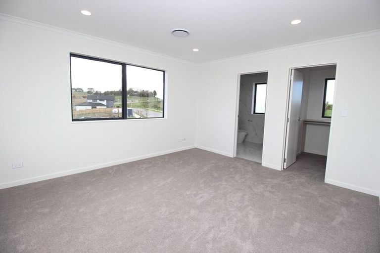 Photo of property in 17 Tautoru Avenue, Orewa, 0931