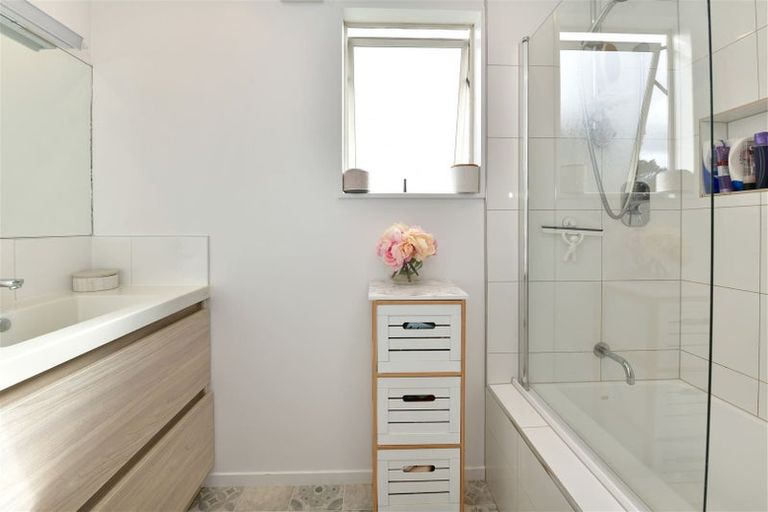 Photo of property in 1/28 Kestrel Heights, Arkles Bay, Whangaparaoa, 0932