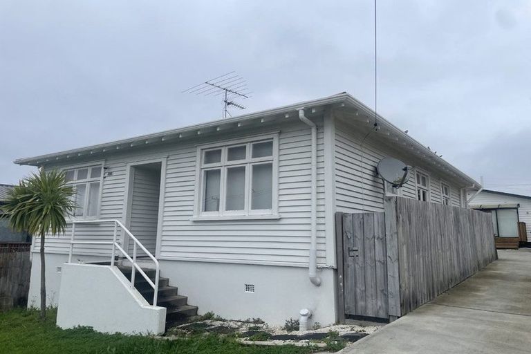 Photo of property in 22 Lincoln Park Avenue, Massey, Auckland, 0614