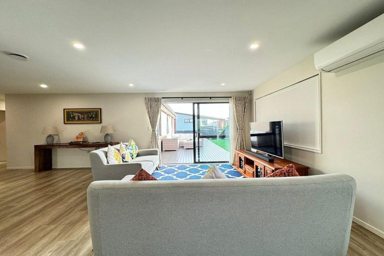 Photo of property in 8 Pakaraka Drive, Papakura, 2110