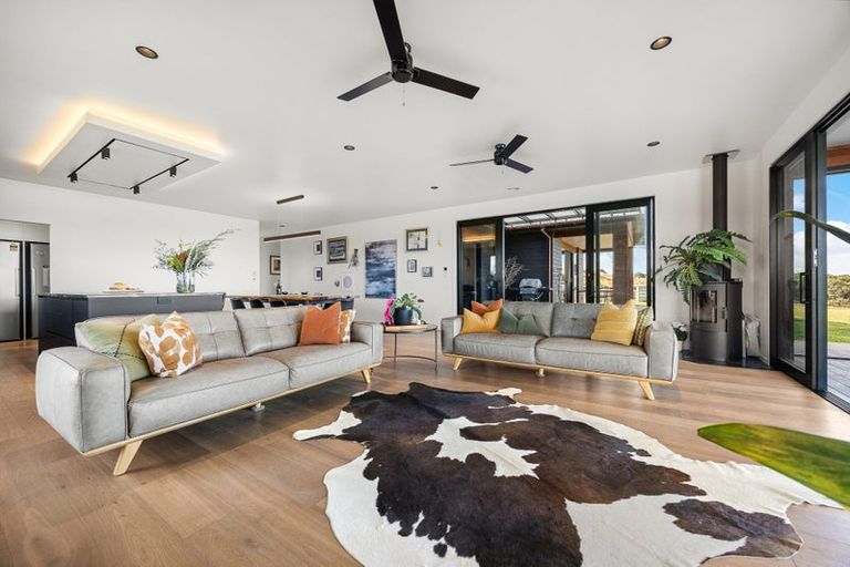 Photo of property in 1088 South Head Road, South Head, Helensville, 0874