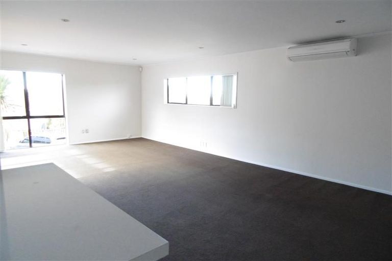 Photo of property in 1/31 Tetrarch Place, Totara Vale, Auckland, 0629