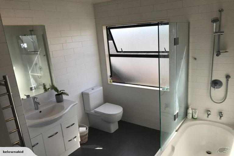 Photo of property in 4a Harding Avenue, Te Atatu South, Auckland, 0610