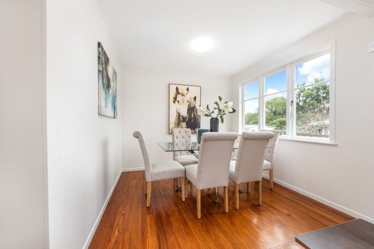 Photo of property in 114 Edmonton Road, Henderson, Auckland, 0612