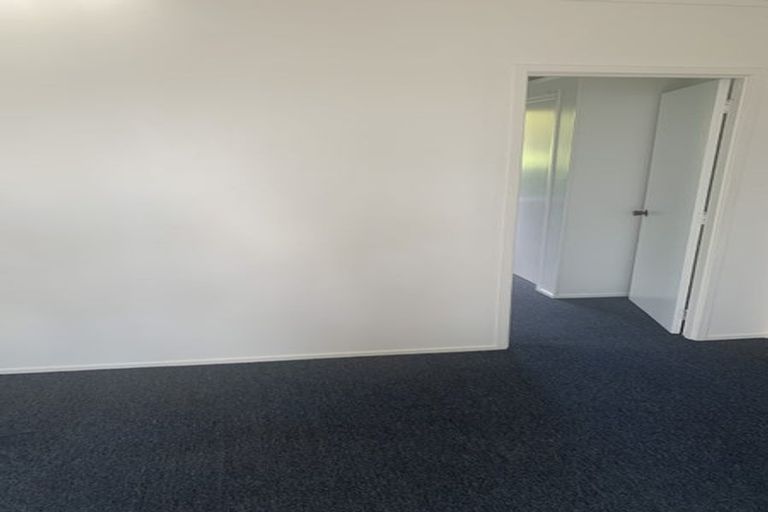 Photo of property in 11 Ian Place, Glendene, Auckland, 0602