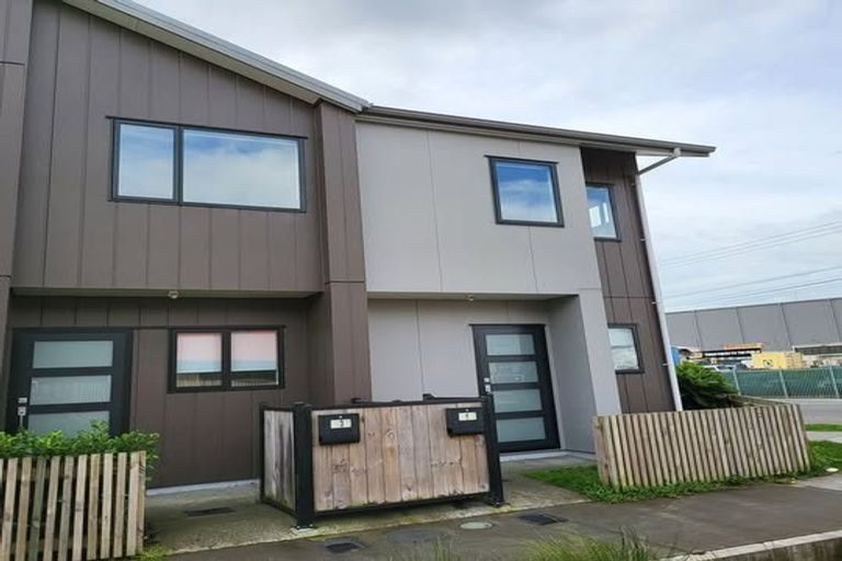 Photo of property in 1 Eileen Newey Place, Henderson, Auckland, 0612