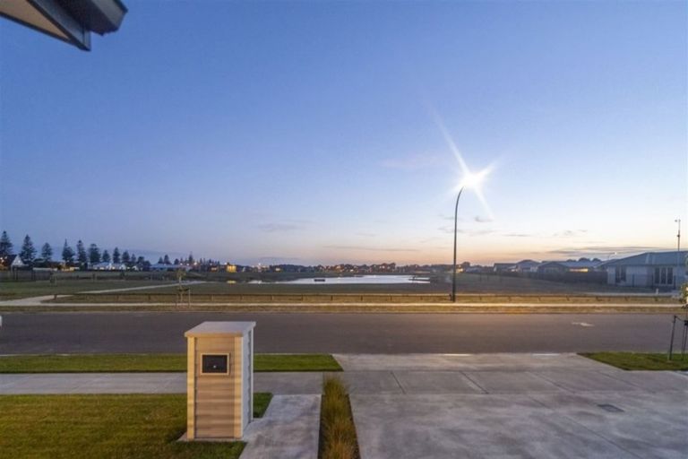 Photo of property in 18 Hurunui Drive, Te Awa, Napier, 4110