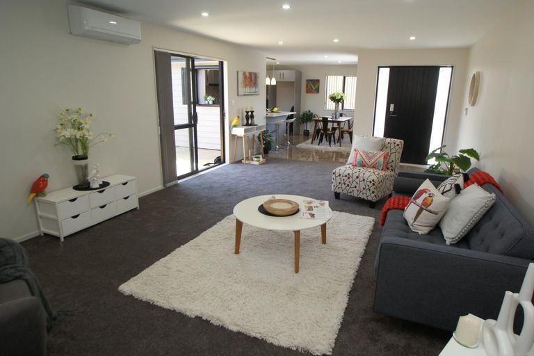 Photo of property in 3a Crompton Road, Massey, Auckland, 0614