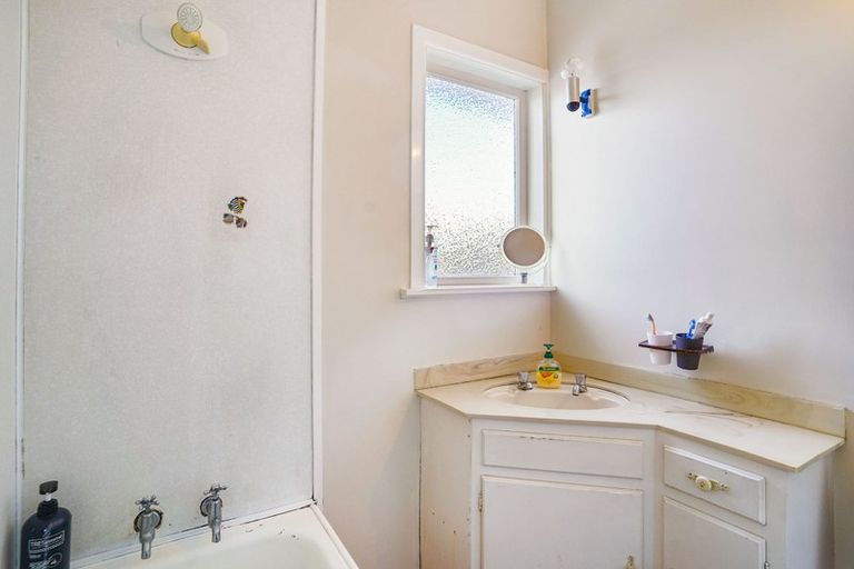 Photo of property in 43 Taupo Street, Green Bay, Auckland, 0604