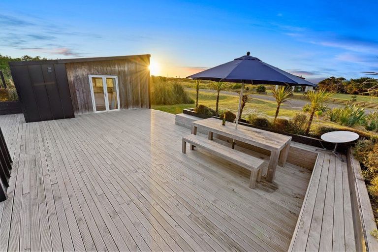 Photo of property in 47 Reay Mackay Grove, Waikawa Beach, Levin, 5573