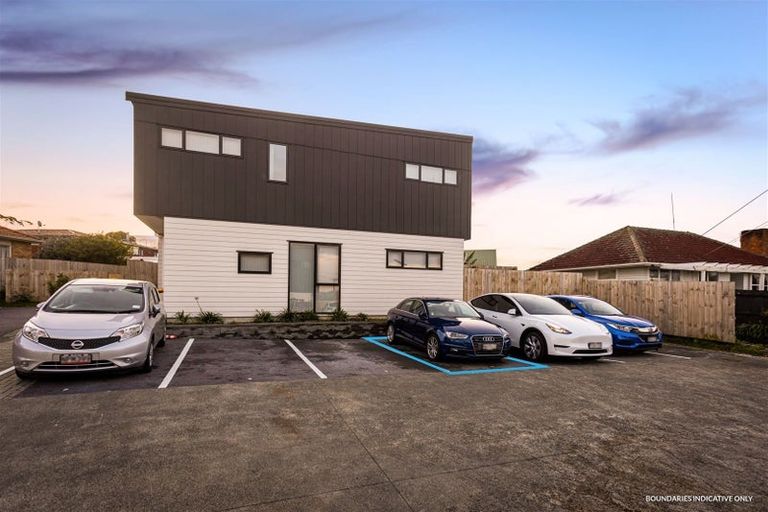 Photo of property in 4/6 Hepburn Road, Glendene, Auckland, 0602