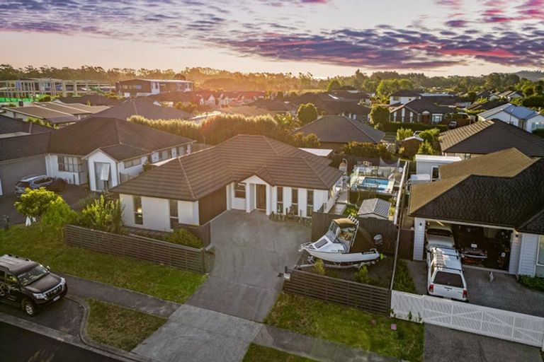 Photo of property in 16 Aporo Drive, Kumeu, 0810