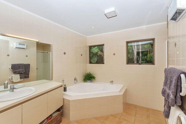 Photo of property in 733 Scenic Drive, Henderson Valley, Auckland, 0612