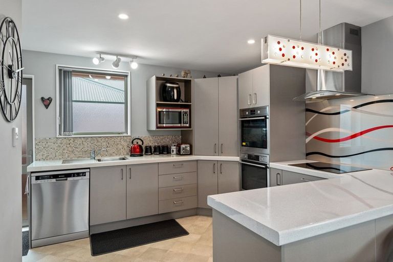 Photo of property in 6 Farnborough Street, Aranui, Christchurch, 8061