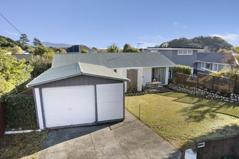 Photo of property in 6 Kaitawa Crescent, Paraparaumu, 5032