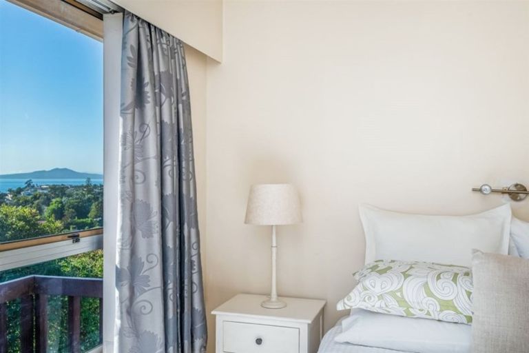 Photo of property in 1/104 Carlisle Road, Browns Bay, Auckland, 0632