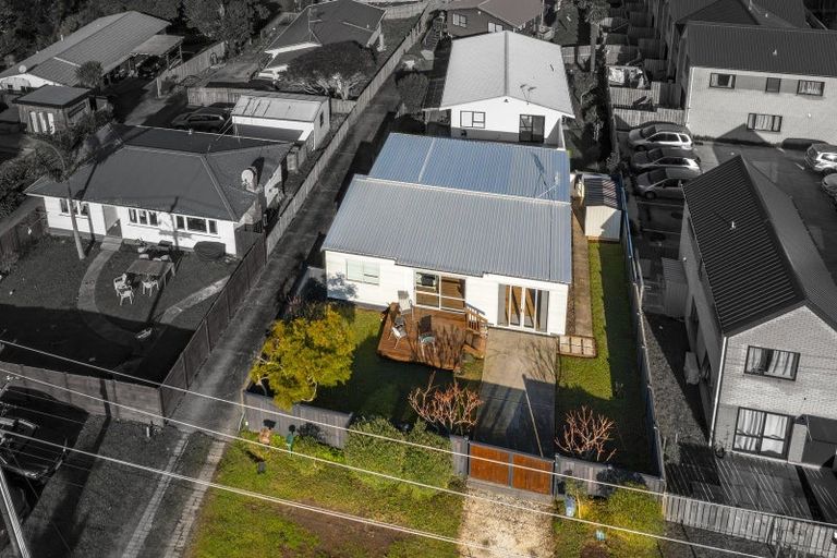 Photo of property in 2/7 Eskdale Road, Birkdale, Auckland, 0626