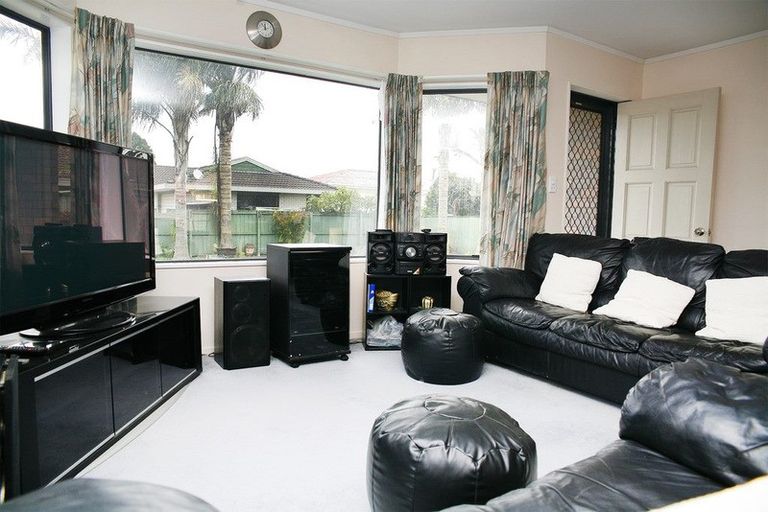 Photo of property in 1/45 Clevedon Road, Papakura, 2110