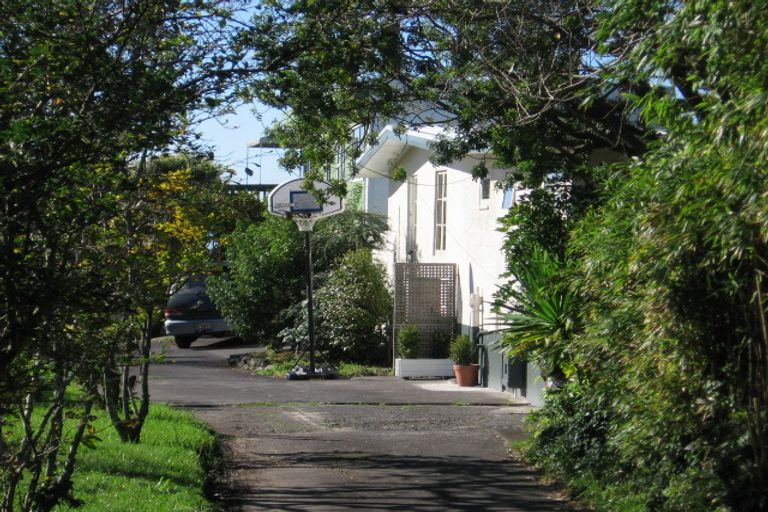 Photo of property in 1/401 East Coast Road, Mairangi Bay, Auckland, 0630