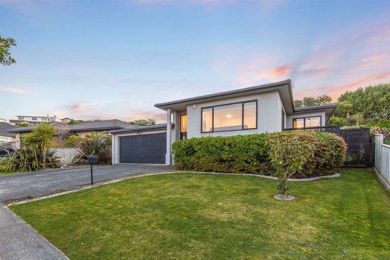 Photo of property in 16 Tongariro Drive, Aotea, Porirua, 5024