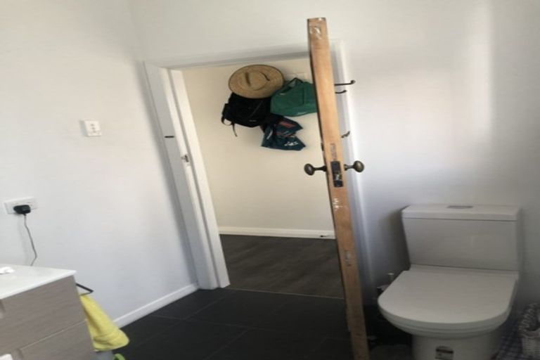 Photo of property in 2/18 Reid Road, New Lynn, Auckland, 0600