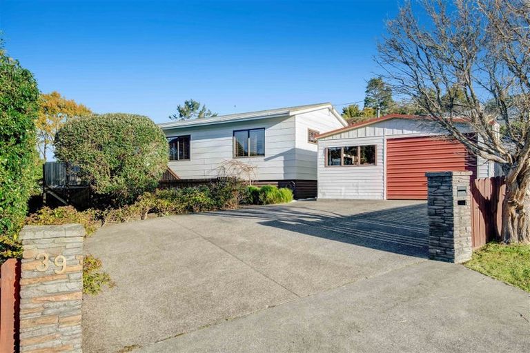 Photo of property in 39 D'oyly Drive, Stanmore Bay, Whangaparaoa, 0932