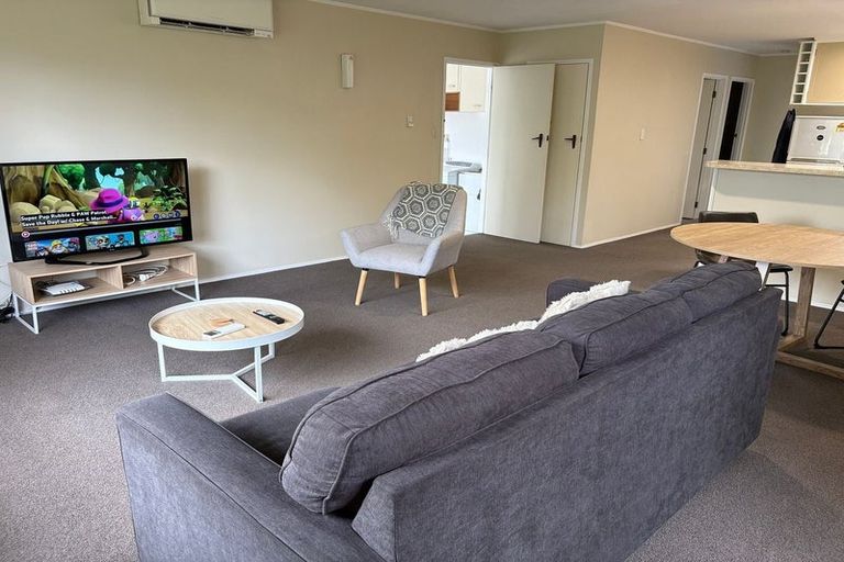 Photo of property in 6a Tatua Place, Conifer Grove, Takanini, 2112